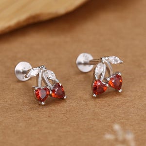 Brincos de prata esterlina com cereja, calibre 16G, com fecho plano.