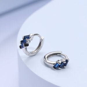 Orecchini a cerchio geometrici con zirconi cubici baguette blu zaffiro in argento sterling, argento o oro