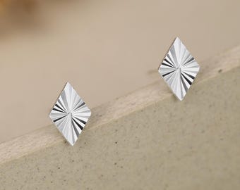 Sterlingzilveren diamantgeslepen ruitvormige oorknopjes