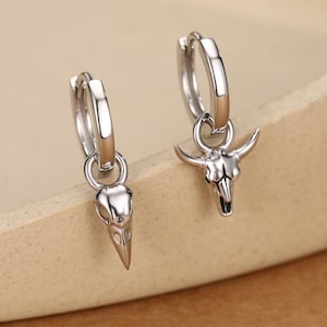 Pendientes de aro de plata de ley con calavera de toro y calavera de pájaro desiguales: joyería gótica con estilo western, pendientes asimétricos con calavera de animal.
