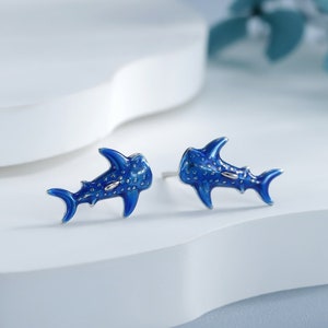 Mycket små valhajörhängen i sterlingsilver med handmålad emalj, söta valhajörhängen