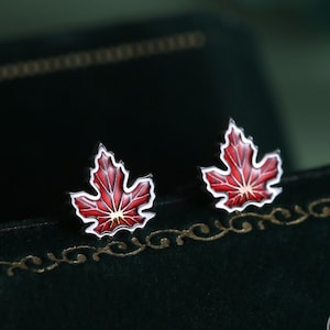 Emaille Ahornblatt Ohrstecker in Sterling Silber, zierliche Ahornblatt Ohrringe, kleine Blatt Ohrstecker, Natur inspiriert