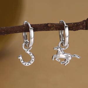 Créoles dépareillées cheval et fer à cheval en argent sterling, argent ou or ou or rose, boucles d'oreilles amovibles cheval et fer à cheval