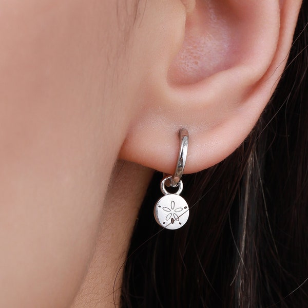 Boucles d'oreilles Sand Dollar Huggie Hoops en argent sterling, argent ou or, boucles d'oreilles océan, boucles d'oreilles Sea Shell, boucles d'oreilles Sand Dollar