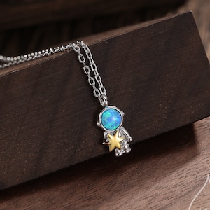 ラボオパール付きスターリングシルバーの宇宙飛行士ペンダントネックレス、星を持つ宇宙飛行士ネックレス、宇宙惑星天体ジュエリー