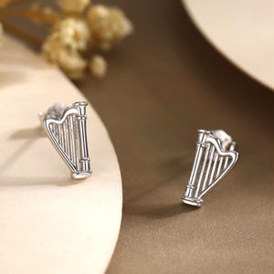 Harpstekeroorbellen in sterlingzilver, zilver of goud of roségoud, zilveren harpstekeroorbellen, leuke oorbellen voor muziekinstrument