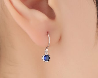 Piccoli orecchini pendenti con zirconi blu zaffiro in argento sterling, orecchini a gancio con zirconi cubici, argento, oro o oro rosa, orecchini minimali