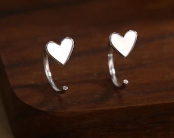 Pendientes de aro pequeños con forma de corazón en plata de ley, plata, oro u oro rosa, delicados pendientes de aro con forma de corazón.