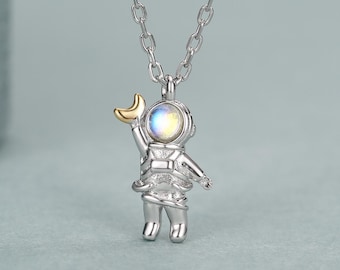 Collar con colgante de astronauta en plata de ley con piedra lunar sintética, collar de astronauta sosteniendo la luna, joyería celestial del planeta espacial.