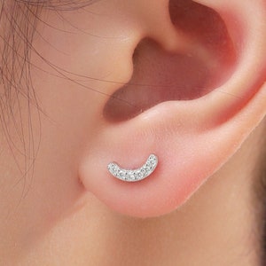 CZ gebogene Bar kleine Ohrstecker in Sterling Silber, Silber oder Gold, winzige CZ Bar Ohrstecker, geometrische Bar Ohrringe, zart und hübsch