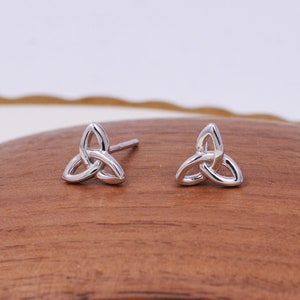 Petites boucles d'oreilles en argent sterling avec nœud Trinity, bijoux celtiques irlandais Trinity Infinity image 1