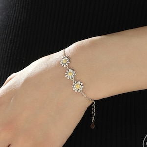 Daisy Flower Trio Bracelet in Sterling Silver, Daisy Chain Bracelet, Daisy Flower Bracelet, Flower Bracelet