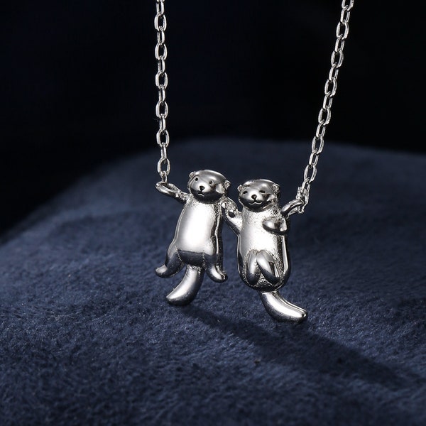 Collier pendentif petite loutre se tenant la main en argent sterling, argent ou or ou or rose, collier animal inspiré de la nature