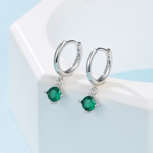 Petit Huggie Huggie Huggie CZ vert émeraude en argent sterling, argent ou or ou or rose, boucles d'oreilles simples minimalistes, anneaux CZ de 4 mm