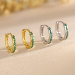 Orecchini a cerchio extra sottili con zirconi cubici verde smeraldo in argento sterling, argento o oro, diametro interno 8 mm, pietra portafortuna di maggio