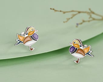 Pendientes de esmalte de pato mandarín en plata de ley. Pendientes de pájaro coloridos, adorables y llenos de encanto. Joyas de animales inspiradas en la naturaleza.