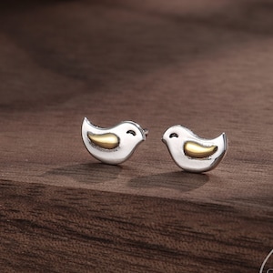 Pendientes de pájaro pequeño Wren en plata de ley, bicolor, dorado y plateado. Pendientes de pájaro: un animal adorable, divertido, caprichoso y bonito.