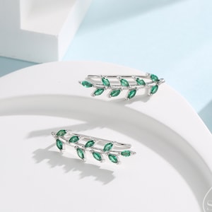 Pendientes de hoja trepadora con circonitas verde esmeralda en plata de ley, plata, oro u oro rosa. Pendientes trepadores con forma de rama de olivo, inspirados en la naturaleza.