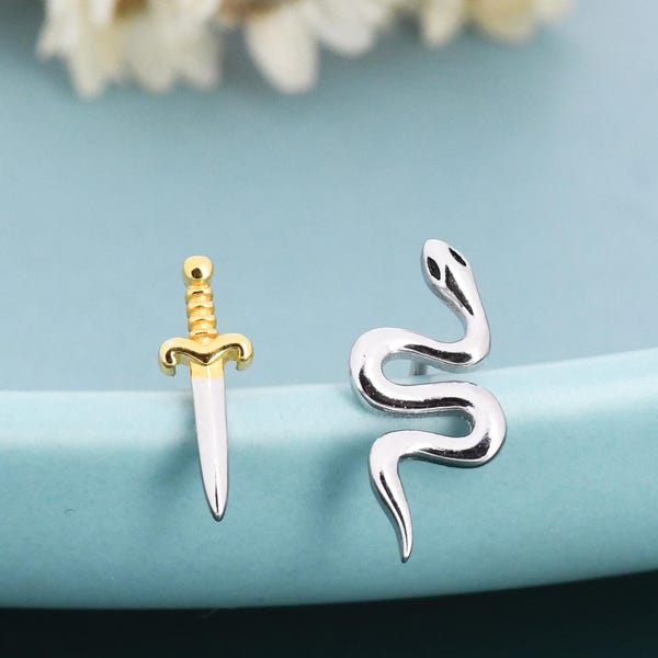 Pendientes asimétricos de espada y serpiente en plata de ley con diseño desparejado.