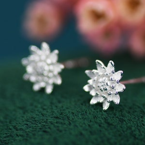 Chrysantenbloemoorknopjes in sterlingzilver, zilver of goud, op de natuur geïnspireerde bloemoorbellen, bloem geboorte november, botanisch
