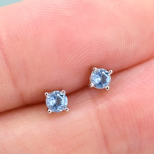 Très petites boucles d&#39;oreilles en argent sterling avec topaze bleue suisse naturelle de 3 mm, ensemble de quatre griffes, véritable clou d&#39;oreille avec topaze bleue, style minimaliste