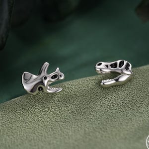 Pendientes de botón/tornillo con fósil de dinosaurio desigual en plata de ley, acabado oxidado, pendientes de dinosaurio peculiares y asimétricos.