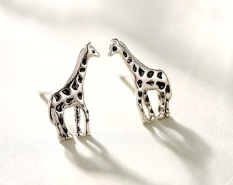 Boucles d'oreilles en argent sterling mignonne petite girafe - émail peint à la main - bijoux mignons, amusants, fantaisistes et jolis