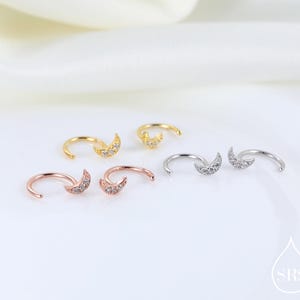 Orecchini a cerchio Huggie con luna in zirconi cubici extra piccoli in argento sterling, argento, oro o oro rosa, con infilatura aperta, con infilatura a cerchio