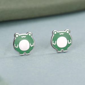 Orecchini a bottone a forma di rana in smalto dipinto a mano in argento sterling