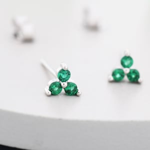 Petites puces d'oreilles CZ Trinity vert émeraude en argent sterling - Or ou argent, boucles d'oreilles CZ vertes à trois cristaux, clou trèfle émeraude