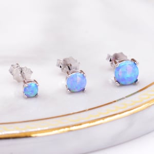 Minimalistische Opal Ohrstecker in Sterling Silber, simulierter weißer oder blauer Opal, kleiner Kreis-Dot-Schmuck
