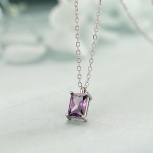 エメラルドカットのアメジストパープルCZペンダントネックレス（スターリングシルバー製）、長方形カットのクリスタルイヤリング、パープルCZネックレス
