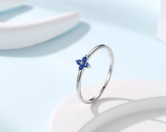 Saffier blauwe CZ hortensia bloem minimalistische ring in sterling zilver, vier kristallen bloem ring, kleine CZ ring, Amerikaanse maat 5-8