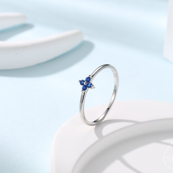 Sapphire Blue CZ Hortensie Blume Minimalist Ring in Sterling Silber, vier Kristall Blumen Ring, winziger CZ Ring, US Größe 5-8