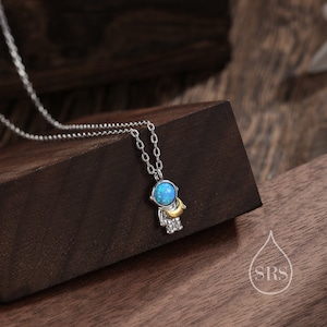 ラボオパール付きスターリングシルバーの宇宙飛行士ペンダントネックレス、月を抱く宇宙飛行士のネックレス、宇宙惑星の天体ジュエリー