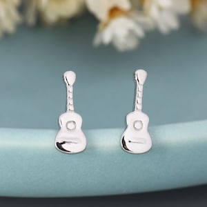 Pendientes pequeños de guitarra acústica en plata de ley, plata u oro, pendientes musicales