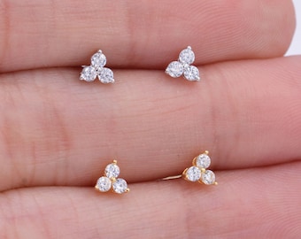 Très petites boucles d'oreilles trio de trois points en argent sterling avec cristaux CZ scintillants, simples et minimalistes, géométriques et discrets