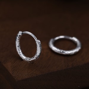 Zerbröselte Folien-Effekt-Creolen, 6 mm oder 8 mm, Silber, Gold oder Roségold, Folien-Ohrringe, Organische Form-Creolen, Gehämmerte Creolen