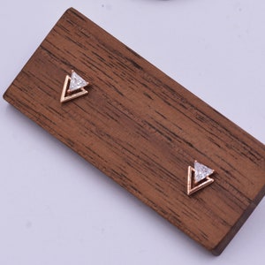 Piccoli orecchini a bottone con punta di freccia e freccia a doppio triangolo, oro rosa su argento sterling, design minimalista geometrico Chevron immagine 2