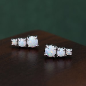 Weiße Opal Trio Ohrstecker in Sterling Silber, Silber oder Gold, drei Stern Ohrringe, drei Opal Ohrringe, Opal Ohrstecker, kleine Opal Ohrringe