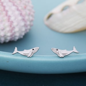 ザトウクジラのスタッドピアス（スターリングシルバー） - プチフィッシュスタッド - 海、オーシャン、キュート、楽しい、気まぐれ