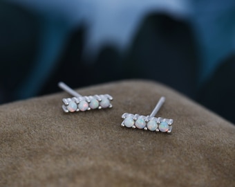 Aretes de barra de ópalo blanco en plata de ley, plata u oro, aretes de barra de ópalo, aretes pequeños de ópalo, aretes delicados de racimo de ópalo