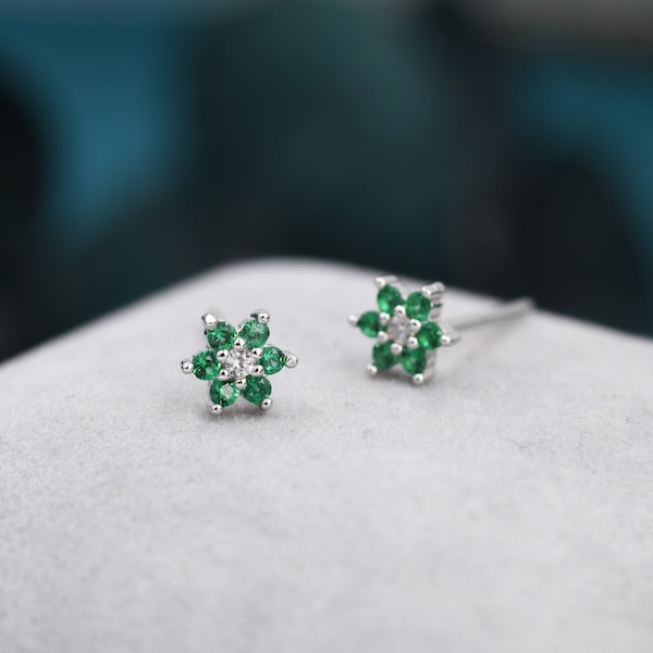 Très petites boucles d’oreilles Emerald Green CZ Flower Stud en argent sterling, argent ou or, boucles d’oreilles à fleurs en cristal, boucles d’oreilles empilables