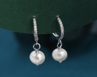 Orecchini Huggie Hoops con perle d'acqua dolce naturali in argento sterling con cristalli CZ, perle d'acqua dolce autentiche, argento o oro