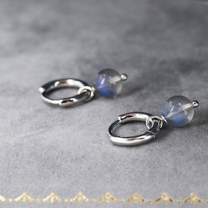 Echte Huggie-oorbellen met labradoriet en kralen in sterlingzilver, 6 mm labradorietringen, afneembare bedels