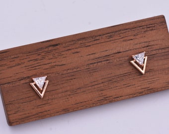 Petites puces d'oreilles triangulaires double flèche, or rose sur argent sterling, motif géométrique minimaliste à chevrons