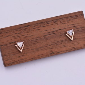 Piccoli orecchini a bottone con punta di freccia e freccia a doppio triangolo, oro rosa su argento sterling, design minimalista geometrico Chevron immagine 1