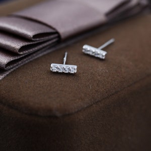 Minuscule barrette d&#39;oreilles en cristal CZ en argent sterling, petite barrette d&#39;oreille, boucles d&#39;oreilles barrette mini, boucles d&#39;oreilles barre très petite, boucles d&#39;oreilles superposables