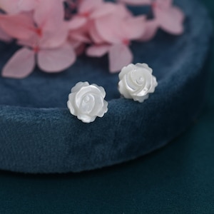 Aretes con diseño de flor de rosa de nácar tallada a mano en plata de ley - Dainty and Pretty D91