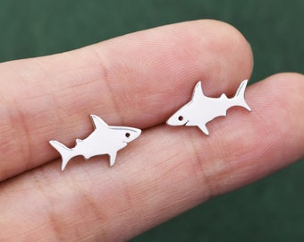 Puces d'oreilles requin poisson en argent sterling, mignon amusant original, cadeau bijoux pour elle, amoureux des animaux, inspiré de la nature, poisson marin L16